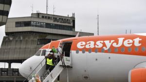 EasyJet: Προανήγγειλε 4.500 απολύσεις