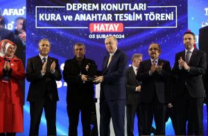 Ο Ερντογάν παρέδωσε σπίτια στους σεισμόπληκτους με… κλήρωση