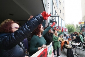 Συγκέντρωση των απολυμένων καθαριστριών στο ΥΠΟΙΚ