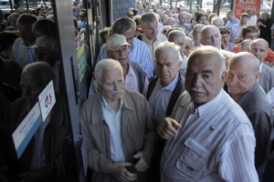 Ουρές στις τράπεζες για την «13η σύνταξη»