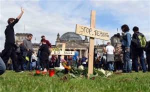 Συμβολική ταφή μεταναστών μπροστά στη γερμανική Βουλή