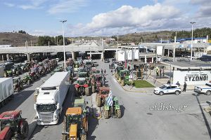 Μπλόκο στα φορτηγά από τους αγρότες της Παιονίας στους Ευζώνους