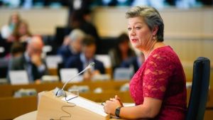 Ίλβα Γιόχανσον στο ΕΚ: Τα κράτη-μέλη να δείξουν αλληλεγγύη με τις χώρες πρώτης υποδοχής