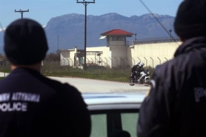 Η αποφυλάκιση δεκάδων ποινικών με καλάσνικοφ ανησυχεί την ΕΛ.ΑΣ