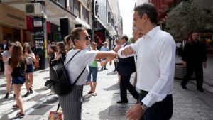 Επίσκεψη Μητσοτάκη στην Ερμού: Μίλησε με τους εμπόρους, άναψε κερί στην Καπνικαρέα (pics)