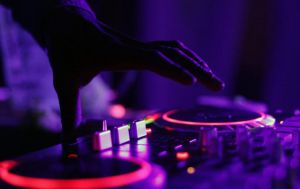 Απέναντι στα νέα μέτρα οι Dj’s της Θεσσαλονίκης – «Μην παίζετε με την επιβίωση μας»
