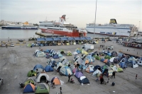 Καύσωνας, αβεβαιότητα και κούραση πνίγουν τον Πειραιά