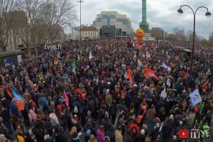 Στη Γαλλία νέες απεργίες για το συνταξιοδοτικό – Παράθυρο διαλόγου με την κυβέρνηση
