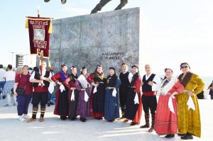 Οι Παίονες Γουμένισσας χόρεψαν μπροστά από το άγαλμα του Μ. Αλεξάνδρου