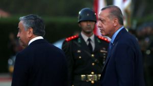 Απειλές θανάτου στον ενοχλητικό για τον Ερντογάν Ακιντζί: «Να πέσει θύμα τροχαίου»