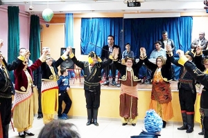 "Έλα για τσάι στο σχολείο, φέρε μαζί σου και ένα βιβλίο!"