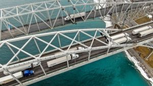 Καναδάς: Η αστυνομία εμποδίζει το «Κομβόι της Ελευθερίας» να κλείσει τη συνοριακή γέφυρα Αμπάσαντορ