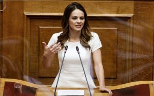 Αχτσιόγλου: «Αναστολή και τηλεργασία ήρθαν για να μείνουν»