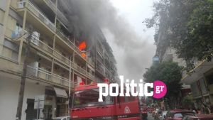 Θεσσαλονίκη: Έσβησε η φωτιά σε διαμέρισμα στη Μπότσαρη – Στο Ιπποκράτειο η ένοικος (pics &amp; vids)