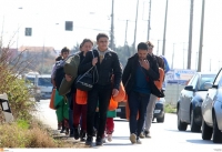 Ανθρώπινα ποτάμια προσφύγων διασχίζουν την Ελλάδα με προορισμό την Ειδομένη