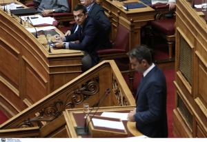 «Μονομαχία» Τσίπρα - Μητσοτάκη στη Bουλή για την έξαρση της βίας (live)