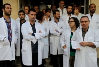 Συγκέντρωση γιατρών έξω από το Εργασίας και πορεία στη Βουλή