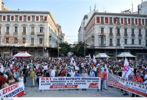 Χιλιάδες στους δρόμους κατά των πολιτικών λιτότητας - Μικρής έντασης επεισόδια στο Σύνταγμα
