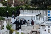 Θεσσαλονίκη: Μακάβριο επεισόδιο σε κηδεία – Άρπαξε έναν μαρμάρινο σταυρό και χτύπησε την νύφη του στο κεφάλι
