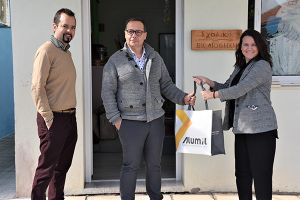 Μεγάλη δωρεά βιβλίων στη βιβλιοθήκη του Δημοτικού Χέρσου από τους εργαζόμενούς της ALUMIL