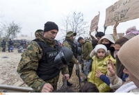 Ύπατη Αρμοστεία: Προς όφελος των διακινητών όσα συμβαίνουν στην Ειδομένη