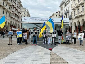 Συγκέντρωση Ουκρανών στην Αριστοτέλους: «Δεν σκοτώνει μόνο ο πόλεμος, σκοτώνει και η αδιαφορία» (pic)