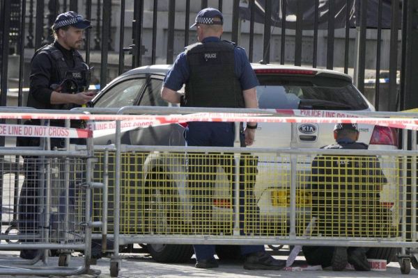 Βρετανία: Δεν αντιμετωπίζεται ως «τρομοκρατική ενέργεια» η πρόσκρουση αυτοκινήτου στην Ντάουνινγκ Στριτ