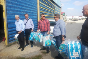 Δημοσιογράφοι πρόσφεραν στα προσφυγόπουλα της Ν. Καβάλας