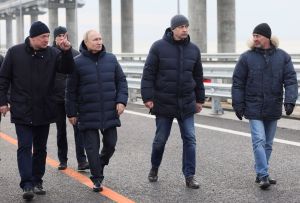 Ρωσία: Ο Πούτιν κάνει φιέστα οδηγώντας στην ανακατασκευασμένη γέφυρα της Κριμαίας – Βίντεο