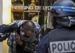 Ενας νεκρός και τρείς τραυματίες σε μπαρ της Λυών