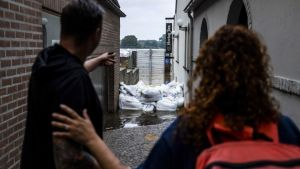 Ολλανδία: Κατοικημένες περιοχές απειλούνται από τα πλημμυρισμένα ποτάμια