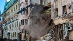 Ουκρανία: Πέντε πτώματα βρέθηκαν κάτω από χαλάσματα βομβαρδισμένου κοιτώνα στο Τσερνίχιβ