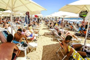 Καλοκαίρι 2023: Ανησυχία για τα beach bar – Φωτιά οι ανατιμήσεις – Μάχη να κρατηθούν οι τιμές σε φυσιολογικά επίπεδα