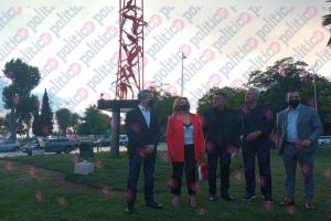 Εγκαινιάστηκε το γλυπτό «Μeteoron» απέναντι από το δημαρχείο – Εντυπωσιακή η φωταγώγησή του (pics&amp;vids)