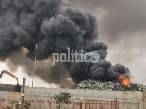 Θεσσαλονίκη: Σε εξέλιξη μεγάλη φωτιά σε εργοστάσιο με ανακυκλώσιμα στα δυτικά (pic &amp; vid)