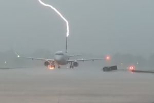 ΗΠΑ: Η στιγμή που κεραυνός χτυπάει αεροπλάνο – Δείτε βίντεο