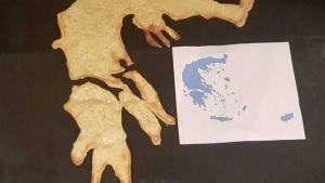 Ζωγραφίζει πάνω στο ζυμάρι της πίτσας με κασέρι και φυτικό μελάνι