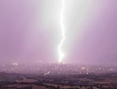 Θεσσαλονίκη: Εντυπωσιακή λήψη από πτώση κεραυνού στα Βασιλικά (ΕΙΚΟΝΑ)