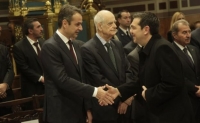 Oι ευχές στον Πρόεδρο και η χειραψία Τσίπρα-Μητσοτάκη