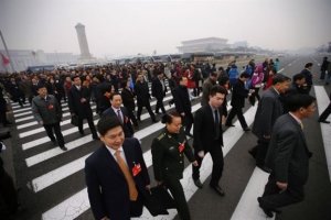 Μπαίνουν στο ΚΚ Κίνας για να πλουτίσουν