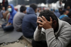 EE: Προτείνει μηχανισμό έκτακτης ανάγκης μετεγκατάστασης προσφύγων