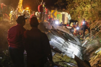Ινδία: Βουτιά λεωφορείου σε γκρεμό με 27 παιδιά νεκρά