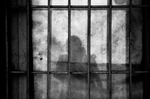 Βίαιη δολοφονία κρατούμενου σε βρετανική φυλακή – Ο δράστης χαμογελούσε πριν από την επίθεση