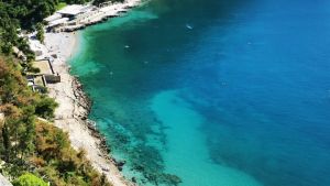 Χαλκιδική: Παρέα ξάπλωσε μπροστά από beach bar – H ιδιοκτήτρια τους έδιωξαν λέγοντας πως η παραλία είναι ιδιωτική