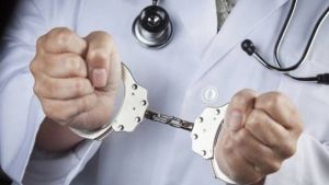 Παραδειγματική τιμωρία του ψευδογιατρού ζητούν οι γονείς των δύο ανήλικων θυμάτων
