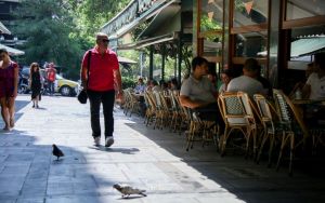 Θεσσαλονίκη: «Καμπάνα» σε ιδιοκτήτη καφέ-μπαρ για υπέρβαη ορίου πελατών