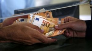 Αρχίζουν οι αιτήσεις για το επίδομα 534 ευρώ: Τι πρέπει να γνωρίζουν οι δικαιούχοι