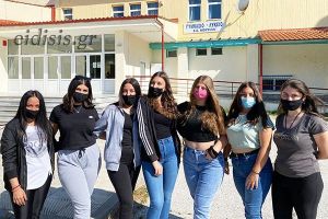 Ο Διευθυντής Δευτεροβάθμιας συγχαίρει τις μαθήτριες και τη φιλόλογο του Λυκείου Μουριών