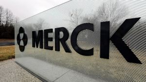 Merck: Συμφώνησε να ανοίξει την πατέντα του φαρμάκου για τον κορονοϊό για παρασκευή γενόσημων