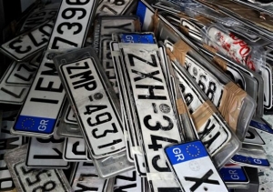 Σπεύδουν για κατάθεση πινακίδων στις εφορίες
